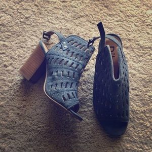 Diba heels, size 7.5, light blue.